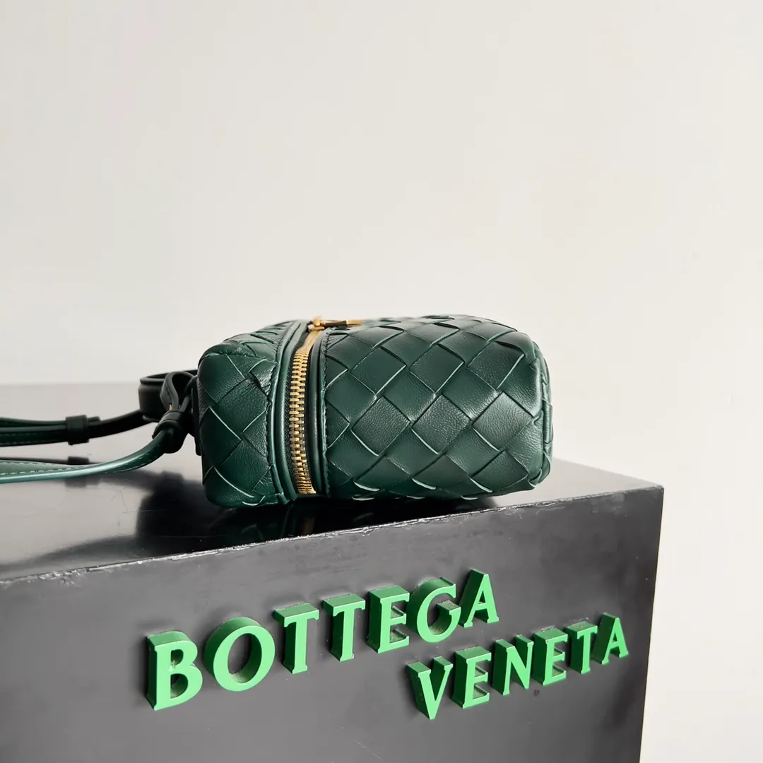 Batch 1360 Bottega Veneta 24 spring and summer woven zipper crossbody bag. A crossbody bag that can be used as a cosmetic bag. The exquisite weaving and compact body are an indispensable accessory for the upcoming summer. The double zipper also better protects the bag. It has a large capacity. If you like it, don’t miss it. Style number: 789109 Size: 22*12.5*5cm